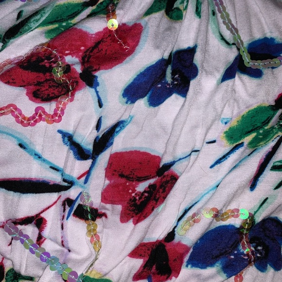 🌷 white tie top with flower design 🌷 - Picture 2 of 4